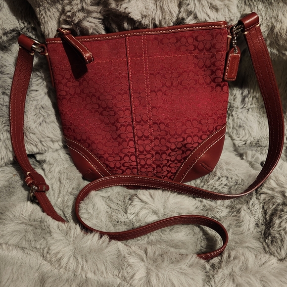Coach Soho Rare Cherry Red Signature Canvas Leather Trim Swingpack Crossbody Bag - Picture 2 of 9